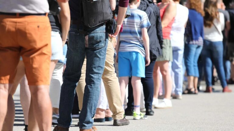 Disneyland Line Cutter Beats Up Dad In Front Of Family