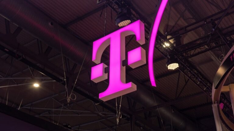 T-Mobile customers are still screaming at the carrier to abandon its T-Life plans