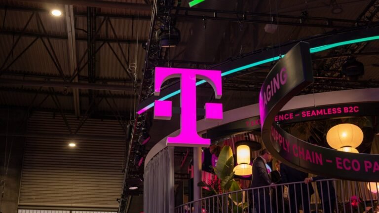 T-Mobile rep warns customers about what is going on in his store