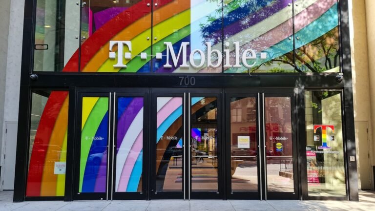 T-Mobile’s record-breaking subsidy for the Razr Fold makes “On Us” deal for foldable iPhone likely
